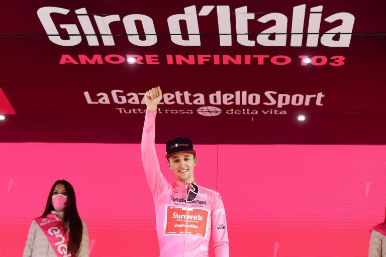 Jai Hindley sur le podium (team DSM).