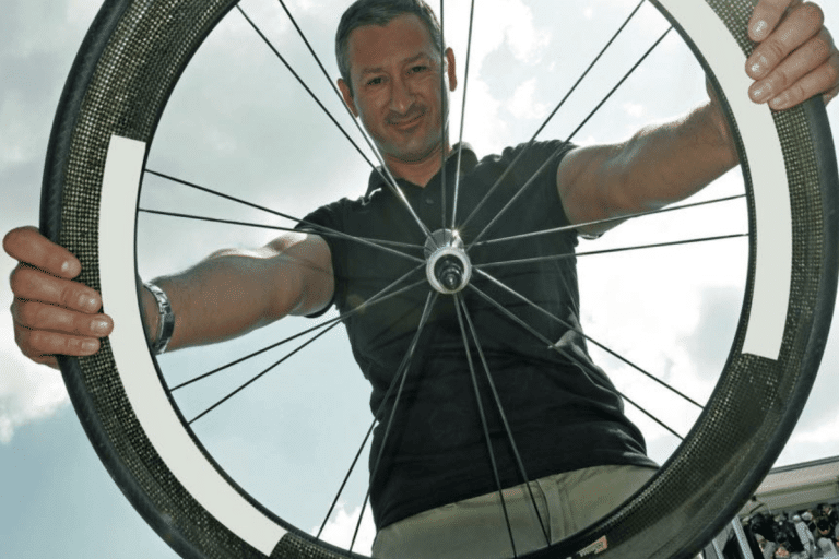 Entre deux sorties vélo il en fait deux ou trois par semaine le journaliste de France Télévisions Nicolas Geay prépare son 16ème Tour de France.