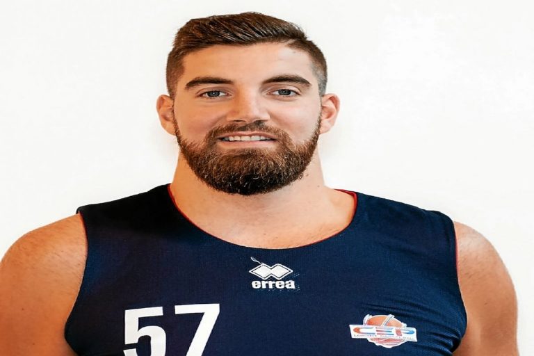 Vincent Pourchot évolue dans un relatif anonymat à Tours en Nationale 1. Mais le pivot, plus grand joueur français avec ses 2m22, est aujourd’hui une star... de Tik Tok.