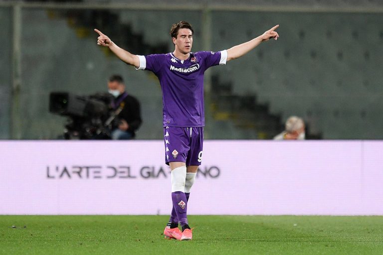 Arrivé à la fiorentina à l’âge de 18 ans en provenance du partizan belgrade, dusan vlahovic a mis la serie a à ses pieds. Mais alors, jusqu’où ira le longiligne attaquant serbe au caractère bien trempé ?