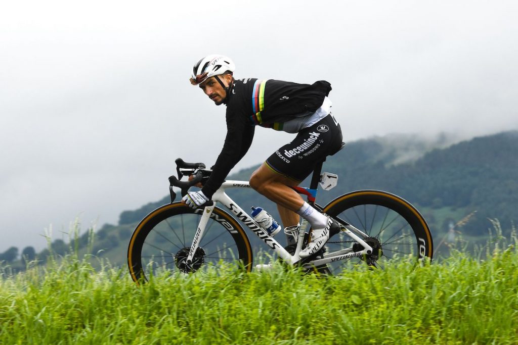 Devenu champion du monde sur route il y a presque un an, Julian Alaphilippe s'est offert une saison de rêve grâce au maillot arc-en-ciel.