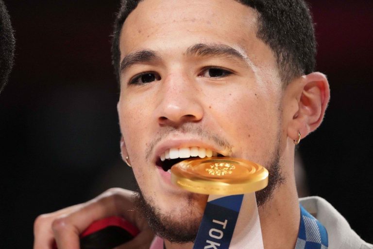 Conseillé par Kobe Bryant avant la mort de ce dernier, Devin Booker s’affirme d’année en année comme le successeur attitré de la légende des Lakers.