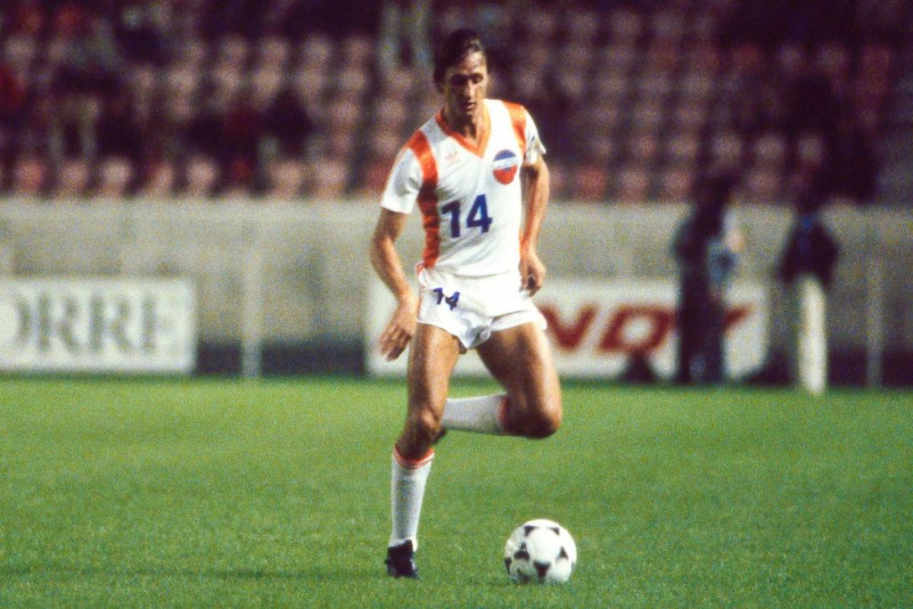 Cruyff a marqué le foot par ses 3 ballons d'or et sa philosophie de jeu.