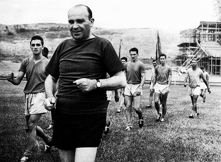 Rétro : Béla Guttmann, l’entraîneur vraiment “loco”, qui fait de Sampaoli et Bielsa de simples amateurs…