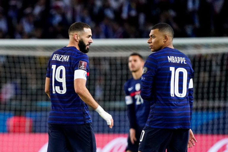 Benzema et Mbappé guident les Bleus.