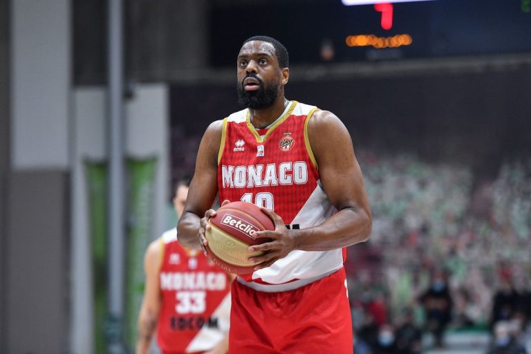 Patrice Attendoli croit en son équipe de Monaco sur le pdoium de la Jeep Elite.