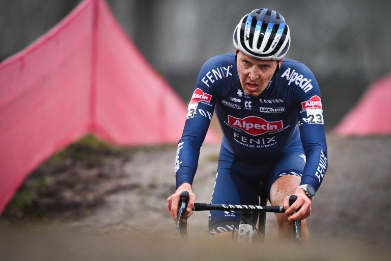 Tim Merlier dans l'ombre de Van Der Poel.
