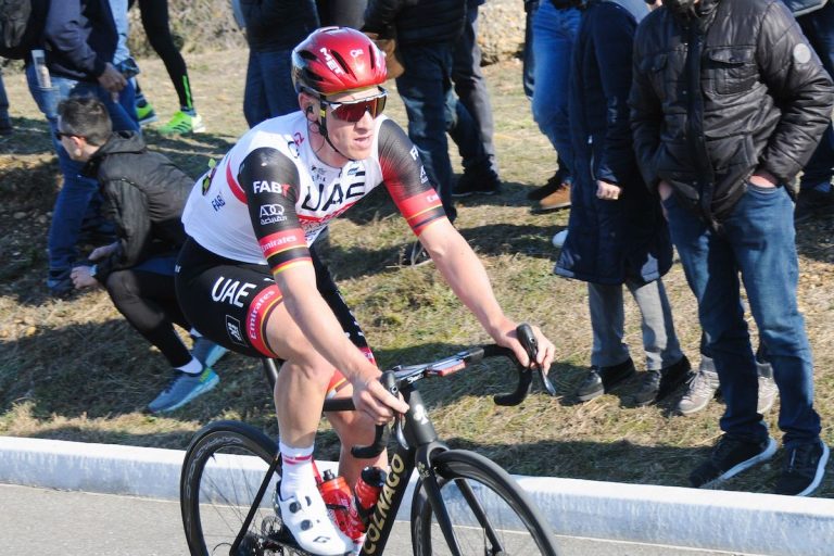 UAE Team Emirates, B&B, Arkéa, les maillots du peloton.