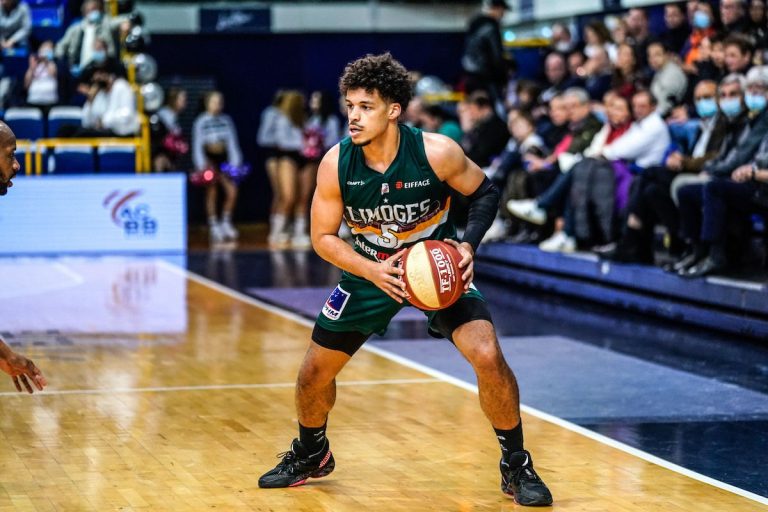 Les Ultras Green excitent le CSP limoges.