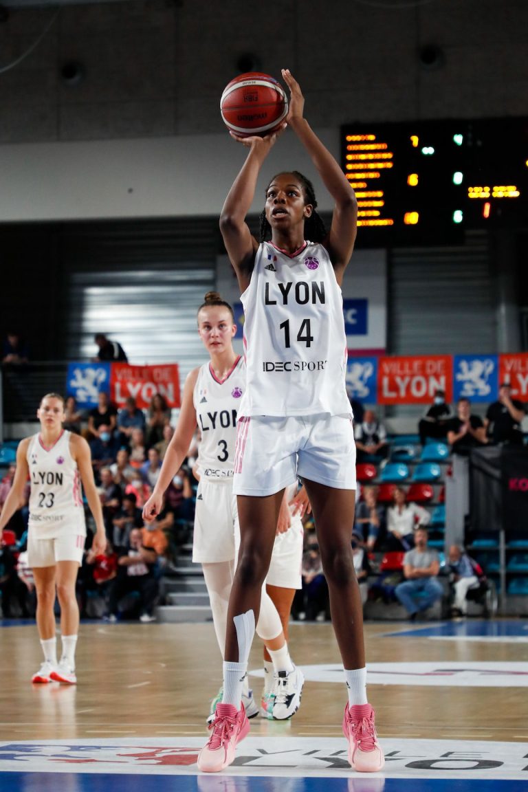 Dominique Malonga s'est adapté à son poste d'intérieur.