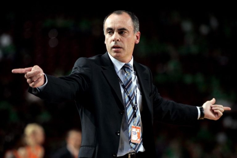 28 avril 2002. Les filles de Laurent Buffard touchent le Graal avec l'USVO.