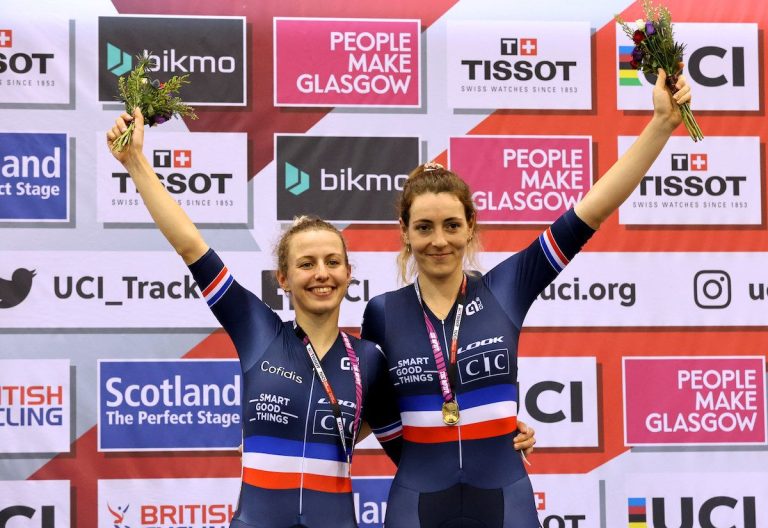 Le cyclisme féminin français est en pleine évolution. Mais il a pris du retard sur les formations étrangères. Etat des lieux d’un cyclisme hexagonal en pleine mutation. La FDJ nouvelle aquitaine futuroscope est-elle l’arbre qui cache la forêt ? La FDJ est l’une des premières équipes qui a cru au cyclisme féminin. Une section a été créée dès 2006. Les autres équipes françaises ont pris beaucoup de retard, les dirigeants pensent à peine depuis quelques années à ouvrir une section féminine. FDJ Nouvelle Aquitaine et les formations étrangères ont pris beaucoup d’avance sur les Français et la FDJ n’a pas d’équivalent dans l’hexagone. Des équipes étrangères comme Trek-Segafredo ont déjà intégré leur section féminine à leur section masculine, les femmes ont les mêmes installations que les garçons, partagent parfois le staff médical ou technique. Une française peut-elle devenir l’équivalente de Julian Alaphilippe chez les féminines ? Ce sera difficile. Marion Rousse est aujourd’hui la plus connue, mais elle ne court plus. Elle a bâti sa popularité après sa carrière en réussissant une belle reconversion dans les médias. Pauline Ferrand-Prevost a un palmarès énorme, mais elle ne bénéficie pas pour autant de la popularité de certains coureurs qui ont un palmarès moins important qu’elle. Elle est au niveau de Julian Alaphilippe sportivement, mais pas médiatiquement. Faut-il partir à l’étranger pour réussir ? Oui. Les équipes étrangères ont des moyens supérieurs car elles ont développé leurs sections féminines depuis longtemps. Aux Pays-Bas, en Belgique, le cyclisme féminin est très populaire, les filles sont mises dans les meilleures conditions pour s’épanouir et performer. Le meilleur exemple est Audrey Cordon-Ragot. La chef de file française est partie chez Trek-Segafredo pour continuer de progresser et concurrencer les meilleures. Le Tour de France va-t-il booster le cyclisme français ? Oui car il va bénéficier d’une médiatisation importante sur France Télévisions, en plein cœur de l’été. De plus, il passera dans des régions où le cyclisme tient une place importante. L’évolution passe par sa médiatisation. Il est donc important que les féminines puissent avoir le même calendrier que les hommes (Tour de France, Paris Roubaix, etc). Où voir les féminines en france ? Le Tour de France passera par la région parisienne, la Champagne, l’Aube, les Vosges fin juillet. Elles seront également sur le Tour de Bretagne, le Tour des Dames d’Ile de France et la Route de l’Ouest en mai, l’Alpes Gresivaudan Classic, le Mont Ventoux Dénivellé Challenge en juin, le Tour féminin international des Pyrénées en août et le chrono des Nations aux Herbiers en octobre. Tout au long de la saison, il y a également les étapes de la Coupe de France et les championnats de France.