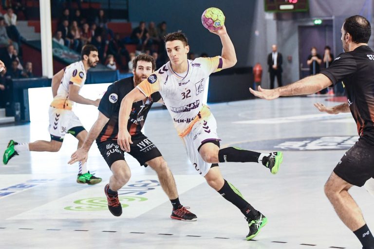 Yannis Lenne présente l'effectif de son club.