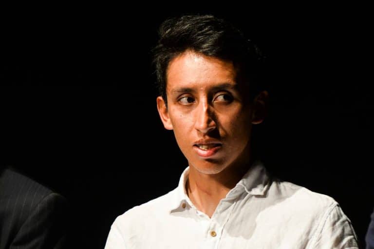 Privé de compétition depuis plusieurs mois, à cause d’un grave accident cet hiver, Egan Bernal lutte pour redevenir cycliste professionnel. Et cela semble toucher à son but. Il ne fait aucun doute qu’Egan Bernal manque au peloton. Absent des listes de départ depuis quasiment un an et ses derniers coups de pédales sur la Vuelta 2021, le vainqueur du Tour 2019 et du Giro 2021 se bat pour revenir à la compétition. Depuis son grave accident du 24 janvier dernier alors qu’il était à l’entraînement en Colombie, et qui l’a vu subir plusieurs interventions chirurgicales pour simplement se remettre debout, Bernal s’emploie à réussir un nouveau miracle. Sous contrat jusqu’en 2026 En effet, au moment de son terrible accident, la question était de savoir s’il serait simplement capable de remarcher. Mais c’était sous-estimer la force de caractère du Colombien de 25 ans. Il suffit de le suivre sur les réseaux sociaux pour s’en rendre compte. Tout juste deux mois après son accident, on le voyait déjà sur un vélo d’appartement et chaque pas de sa convalescence et de sa rééducation était scruté et analysé dans l’espoir de voir un signe positif, d’un possible retour. Et au moment de le revoir sur la route, tous les espoirs étaient permis. Et il semble que Bernal touche enfin au but. Son équipe, qui a toujours fait en sorte de ne pas précipiter son retour, pourrait lui permettre de l’encourager en lui permettant de courir officiellement sa première course de l’année. Sous contrat jusqu’en 2026, INEOS ne veut pas brûler les étapes et lui donne le temps de se reconstruire avec l’espoir de le revoir retrouver son meilleur niveau. Mais, quoi qu’il arrive, ce sera déjà un exploit de revoir Egan Bernal redevenir coureur cycliste professionnel. Pour les résultats, on attendra. Même si avec Bernal, le miracle semble permanent. Ce dernier ne déclarait-il pas il y a quelques jours : « Quelqu’un m’a dit un jour : Rome ne s’est pas construite en un seul jour. Et après beaucoup de travail et de patience, j’ai hâte de concourir à nouveau. »