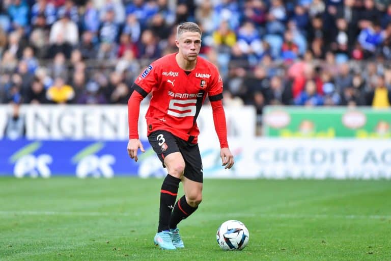 Truffert est un homme qui grimpe au Stade Rennais.