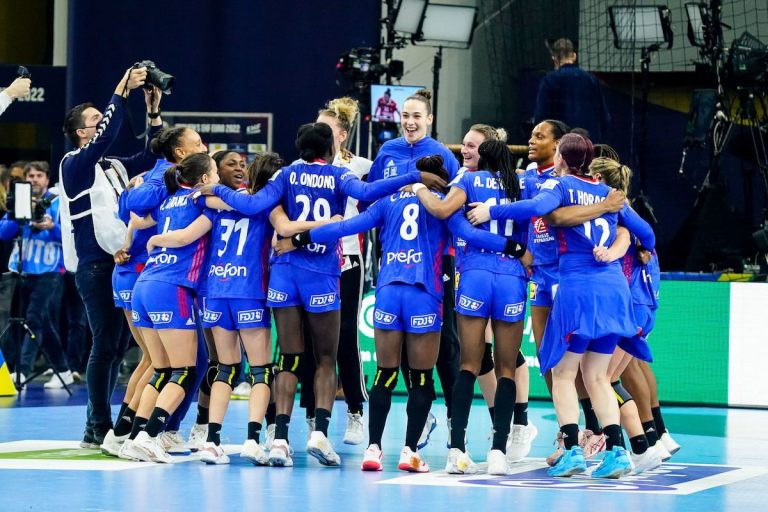 L’équipe de France brille, le championnat est passionnant et disputé, mais le handball féminin français ne parvient pas à décoller.
