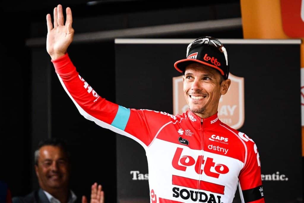 L’éclosion de De Lie, ses 9 victoires, n’auront pas suffi pour maintenir l’équipe belge en World Tour, ni l’expérience de Caleb Ewan (7 victoires seulement), Tim Wellens ou Victor Campenaerts. Même le baroud d’honneur de Philippe Gilbert n’a été d’aucun secours pour maintenir une formation qui avait terminé 14ème en 2018, 8ème en 2019, 15ème en 2020 et 19ème en 2021. Cette 19ème place de 2022 post réforme du classement n’est donc pas une surprise, mais elle aura donc été fatale à Lotto Soudal autant qu’à Israel-Premier Tech. Caleb Ewan a déclaré vouloir poursuivre car « en étant dans les deux premières équipes du deuxième niveau, nous serons de toute façon au départ des courses World Tour. Je ne pense pas que cela va faire une énorme différence. » Il a raison, car Lotto-Dstny va changer de couleurs, mais pas trop de calendrier car l’équipe sera pré sente au départ des trois grands Tours et des principales Classiques au moins en 2023. Il n’en sera plus forcément de même en 2024... où les résultats de la saison qui arrive seront déterminants... tout autant que la situation financière et administrative de chaque formation. Tchmil, Merckx Ou Verbrugghe ? D’où la volonté de ne surtout pas se relâcher affichée par le nouveau sponsor, Dstny, pour qui la descente en D2 avait d’abord eu du mal à passer : « Si j’avais su en janvier ce que je savais en mai, je ne pense pas que j’aurais signé ce contrat de sponsoring » déclarait Daan de Wever, le patron de la société de télécommunications. Avant de rassurer son monde : « Cependant, nous avons toujours eu un contact stable avec les gestionnaires, les techniciens et les coureurs. Cela nous a donné une grande confiance pour l’avenir. Il est clair, cependant, que l’équipe doit être reconstruite. » Ce sera sans John Lelangue, le manager général depuis 2018, a quitté un poste convoité depuis par Andrei Tchmil, l’ancien vainqueur de Milan-San Remo, du Tour des Flandres et de Paris-Roubaix, et qui pourrait aussi revenir à Axel Merckx, actuellement dans le staff de l’équipe Development d’Hagens Berman Axeon, ou à Rik Verbrugghe (Israel Premier Tech). En attendant de connaitre l’identité du nouveau boss, Kurt Van de Wouwer a été nommé manager sportif pour offrir une nouvelle dynamique à une équipe qui ne manque pas de talent à l’instar de De Lie et Ewans donc mais Guarnieri, Schwarzmann, Campenaerts, alors que Vermeersch (révélation du dernier Paris-Roubaix) et De Gendt ont prolongé l’aventure au moins jusqu’en 2024.