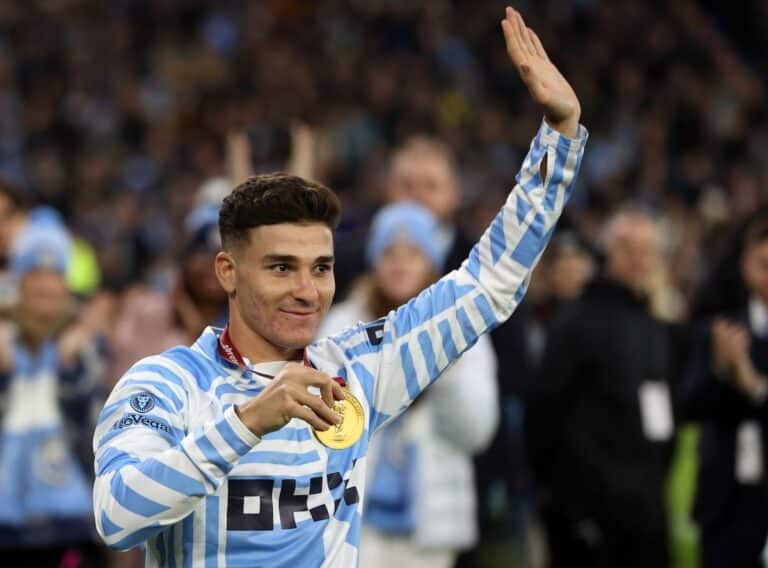 Julian Alvarez, champion du monde avec l'Argentine fêté à Manchester City.