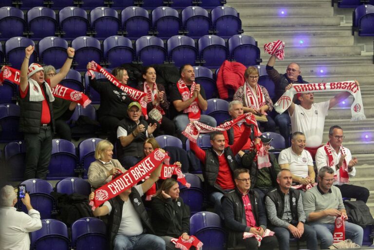 Le président de Coeur Rouge et Blanc Yoan Gelineau nous présente cette association née le 14 septembre 2018 et qui est actionnaire de la SASP Cholet Basket. Pouvez-vous nous présenter l’association ? Coeur Rouge et Blanc est une association à but non lucratif. On intervient dans le social, le caritatif. Par exemple, pour France Victimes 49, nous faisons une vente de jus de pommes que nous réalisons nousmêmes. Pour l’AFSEP, nous organisons et nous leur redonnons tous les bénéfices. Nous procédons aussi à des actions écologiques comme le ramassage des déchets autour de la salle de la Meilleraie le 5 mars. Notre première action en 2019 a consisté à emmener deux joueurs du Cholet Basket à l’hôpital dans le service rééducation et réadaptation avant de passer aussi dans le service pédiatrie. Pendant la Covid, nous avons organisé une fabrication de masques et de visières pour les patients et pour les soignants de l’hôpital de Cholet. Bref, on récolte des fonds pour donner à des associations que l’on choisit en fonction de certains critères en rapport avec le sport, l’enfance. On n’est pas à proprement parler un club [ 16 ] FRANCE BASKET N°23 de supporteurs comme les Reds, mais davantage des supporteurs sympathisants. On ne fait pas ce que des clubs de supporteurs peuvent faire pendant des matches comme des chants. Quel est le poids réel de l’association dans le club ? On a un pourcentage de parts dans le capital social. Quand l’association a été fondée, une partie a été injectée dans le capital de Cholet Basket. Le reste est resté à l’association. On n’est pas décisionnaire. On doit avoir environ 3%. Ils avaient besoin d’une association pour les représenter davantage sur un plan social et caritatif. Quel lien avez-vous avec le club des supporteurs des Reds ? Il n’y a aucun problème. Dans notre association, il y a même des membres qui font partie du club de supporteurs. Quel regard portez-vous sur les résultats de l’équipe ? On est très contents. On note bien la continuité de ce qui a été fait depuis la fin de la saison dernière. « Hugo robineau est le chouchou » Les supporteurs croient-ils au titre que le club n’a gagné qu’une fois, en 2010 ? Ils en rêvent ! Cette saison, on remarque qu’il y a de plus en plus de monde aux matches. Pour l’instant, on ne perd pas deux rencontres de suite. Quelle part joue Laurent Vila dans la réussite actuelle du club ? Il y est pour beaucoup. Laurent n’est pas un grand gueulard comme peuvent l’être d’autres coachs. Il sait dire les choses. On sent vraiment que quelque chose fonctionne entre eux. Quand Erman Kunter était revenu, quand des joueurs retournaient sur le banc, il n’y avait même pas un tapage de mains. Là, on sent que c’est différent, que l’osmose est bien présente avec le coach, les joueurs, le public. Laurent a pourtant été beaucoup critiqué quand, en décembre 2021, on était relégable. Il a néanmoins été soutenu par le président qui lui a laissé le temps de s’adapter à ses joueurs. Qui est le chouchou du public ? Hugo Robineau. Il est humain et simple. Cette année, tout le monde se donne, mais il est le chouchou de la Meilleraie. Il est le plus jeune (22 ans, Ndlr) des contrats pros. Il n’est pas exactement né à Cholet (il est originaire de Jallais, ndlr), mais c’est un enfant de Cholet.