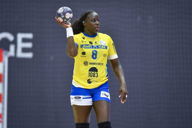 l’arrière gauche vice-championne du monde en 2009 et 2011 avec les Bleues, Claudine Mendy explique son choix de rejoindre le sénégal.