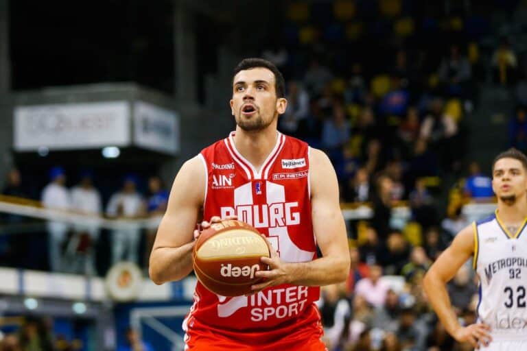 Pierre Pelos (JL Bourg) : « Il n’y a pas forcément besoin de sauter pour jouer au basket ! »