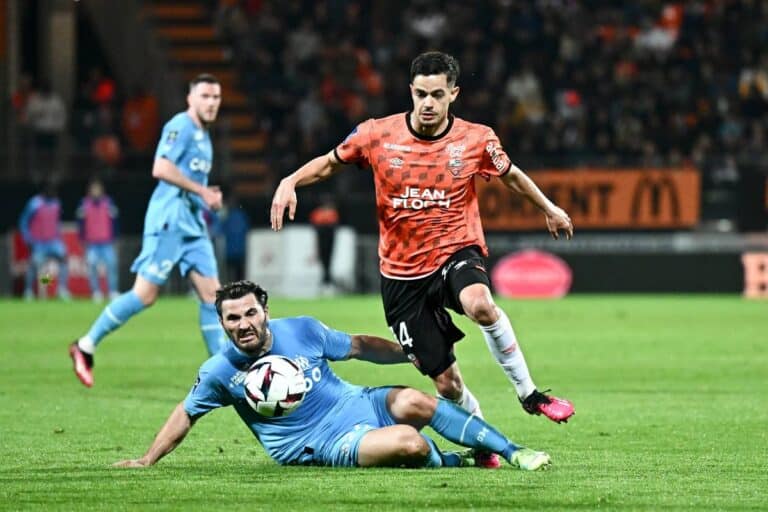 Romain Faivre quitte l'OL pour Lorient en prêt. le joueur est transféré à Bournemouth pour 16 millions d'euros.