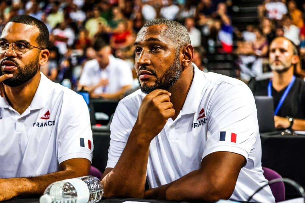 Bryan George arrive à la tête des Hawks.