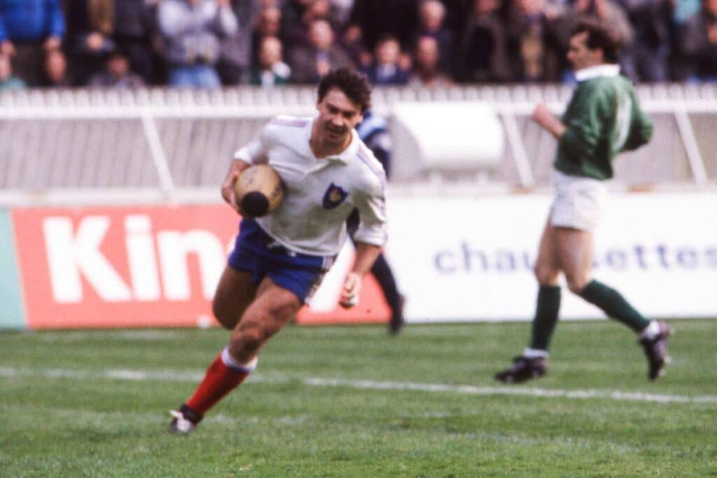 Franck mesnel avait un rôle de broyeur des mêlées adverses.