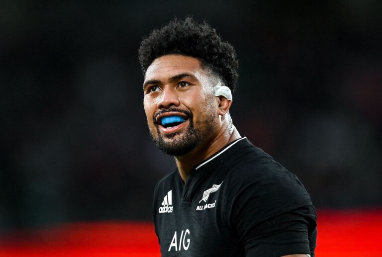 Ardie Savea suit les traces de son frère aîné, Julian Savea, pour devenir l’une des figures emblématiques du rugby néo-zélandais.