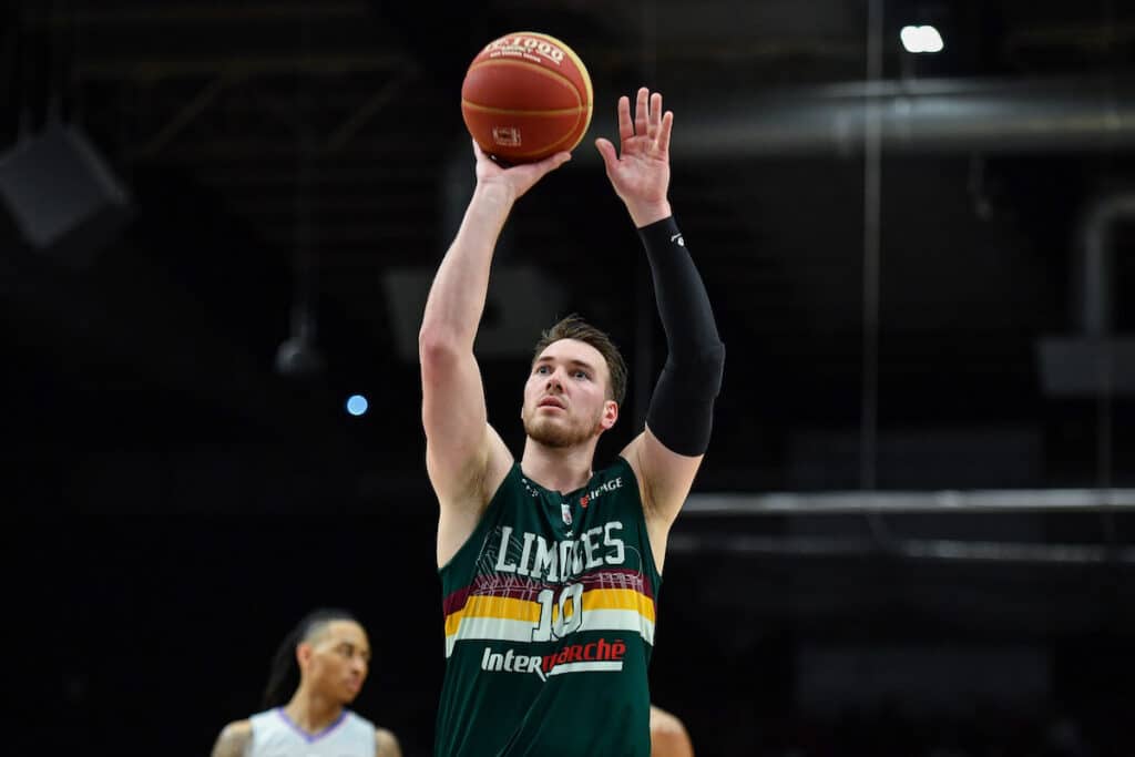 Hugo Invernizzi présente ses coéquipiers.