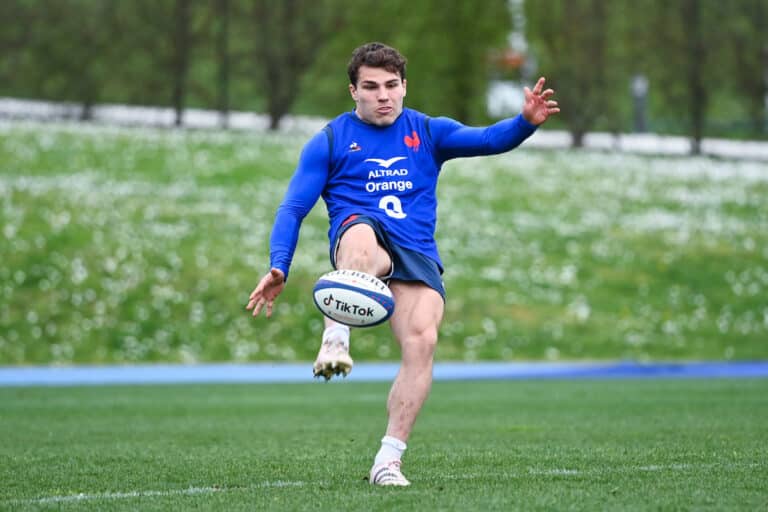 Antoine Dupont est titulaire d'un master en management du sport.