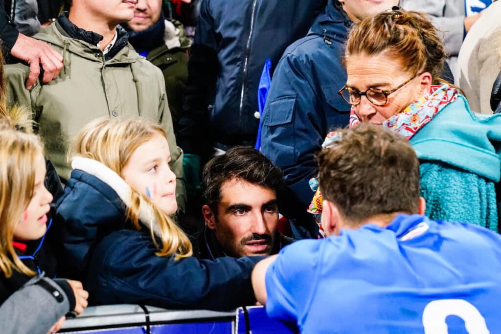 Clément Dupont accompagne son frère Antoine Dupont.