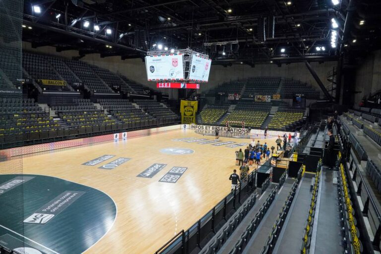 François Lequeux, heureux que sa salle de hand est une référence.