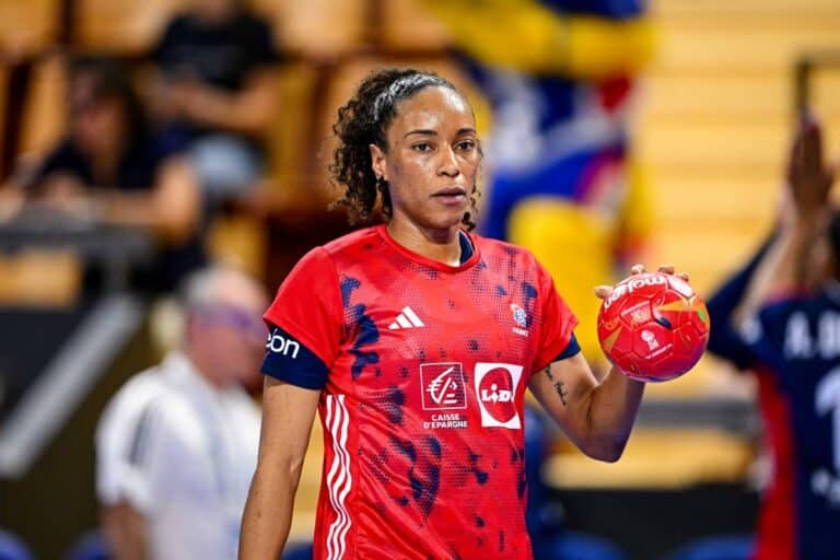 Estelle Nze Minko chambre ses coéquipières handballeuses de l'équipe de France.