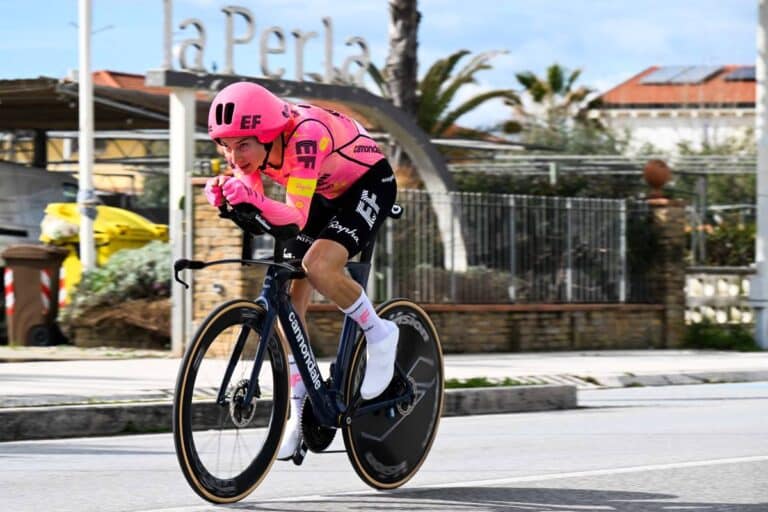 Neilson Powless fustige le mensonge d'Amstrong.