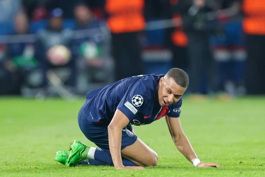 Kylian Mbappé au sol après la défaite du PSG contre Dortmund. 24 h plus tard, l'OM sort de la compétitions de la Ligue europa. La LFP a échoué dans sa programmation.