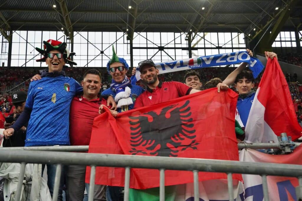 Les supporteurs de l'Euro 2024 entre fraternité et mélange des nations.