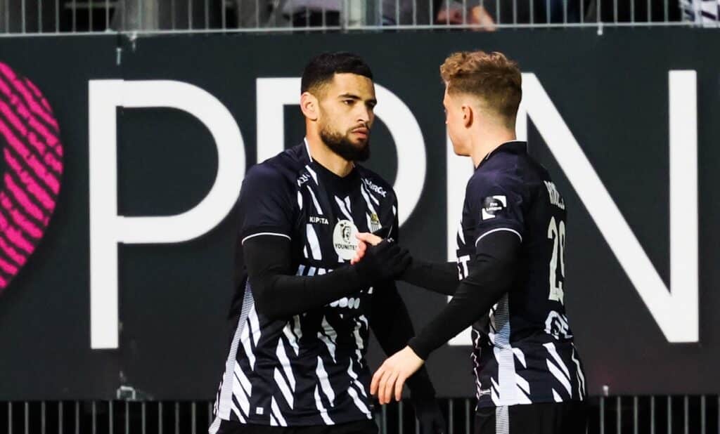 Transferts : 2 internationaux algériens visés par Saint-Etienne