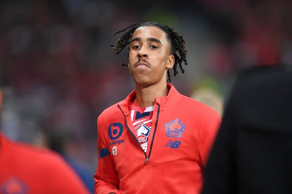 Transferts : Manchester United arrache Leny Yoro (Lille) au nez et à la barbe du Réal Madrid