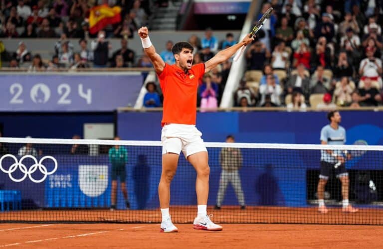 Carlos Alcaraz vainqueur du premier tour en simple et en double avec Nadal.