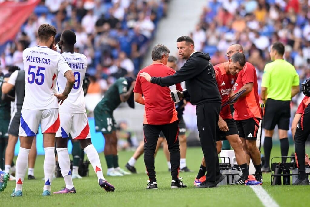Ligue 1 : un entraîneur qui patauge, un président qui fait n’importe quoi, un mercato laborieux… L’OL déjà en crise