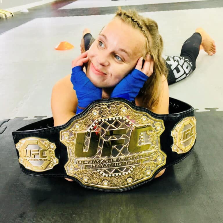 Morgane Ribout avec sa ceinture de MMA. L'ancienne judokate a réussi sa reconversion.