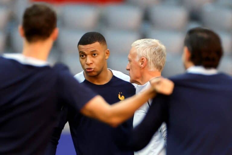 Kylian Mbappé et Didier Deschamps sont les deux entraînés dans une chute de popularité et de confiance.