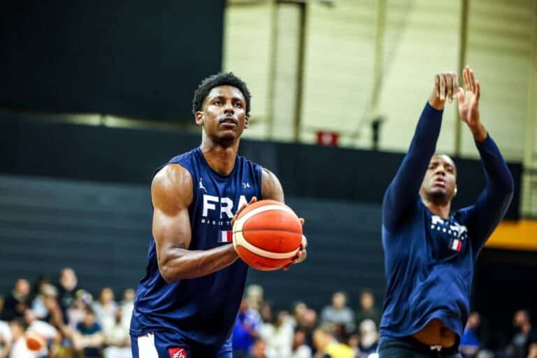 Jaylen Hoard avec la tunique tricolore. Le joueur de Tel Aviv joue aussi sur les parquets où la guerre n'est pas loin.