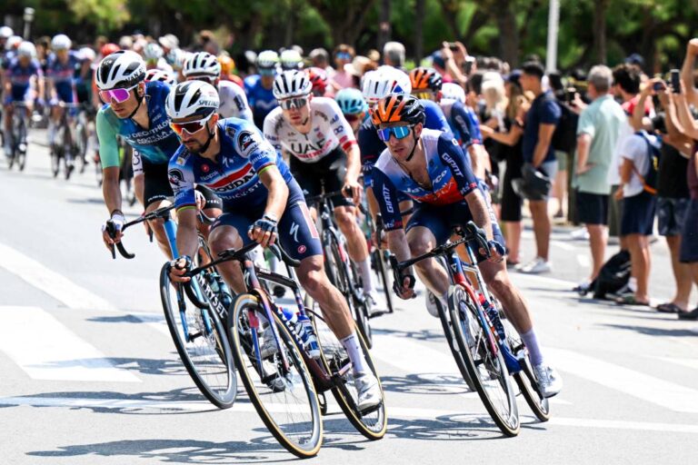 Simon Yates chez Visma Lease a Bike pour faire aussi bien que son frère Adam chez UAE Team Emirates…