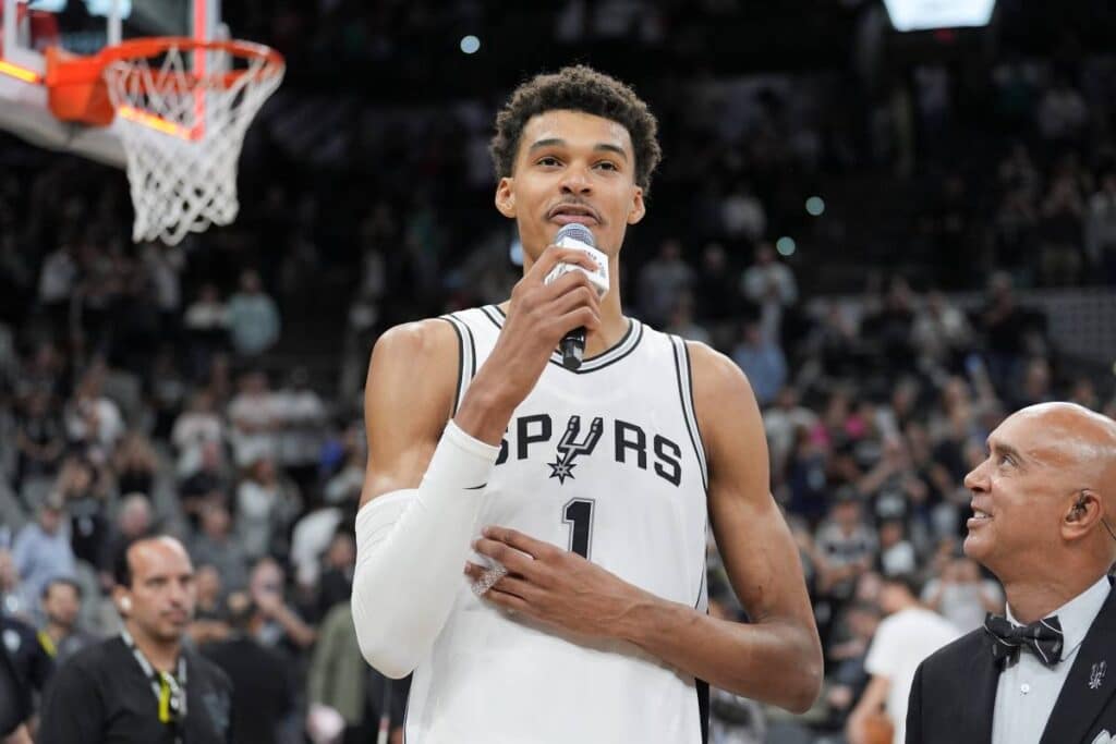 Wembanyama arrive en France à Bercy avec les SPURS pour deux matchs.